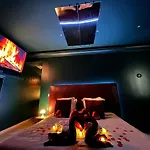 Mieuxqualhotel Jacuzzi Privatif Le Carré 4*